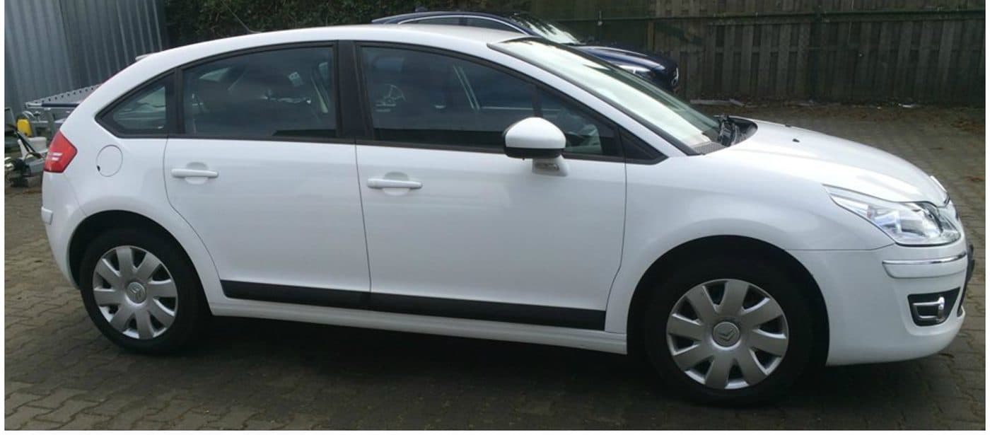 Dezelfde Citroën C4 na de beurt: de lak is schoon en wit, de dorpels zijn ontdaan van aanslag en de velgen weerkaatsen het licht.
